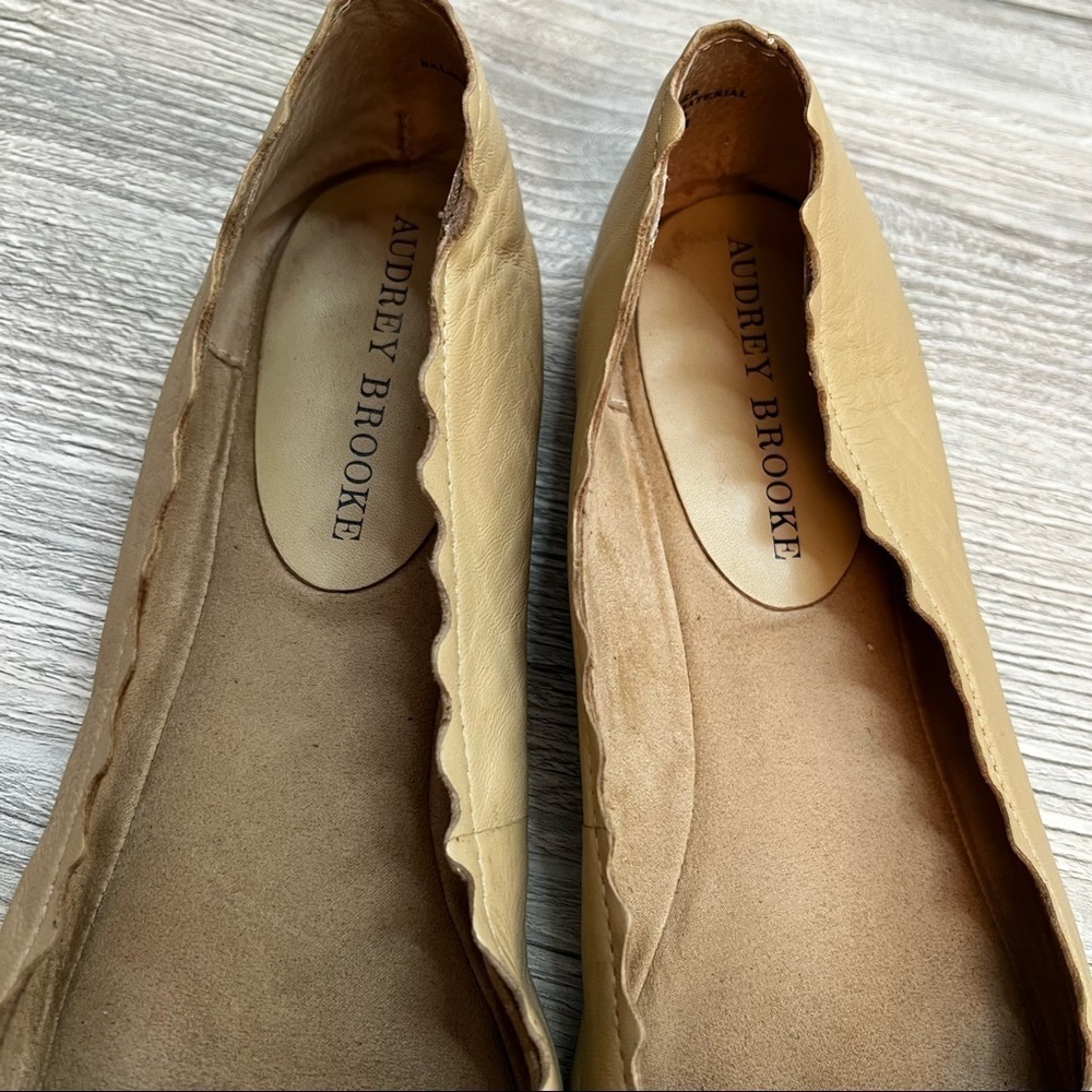 Woman’s Audrey Brooke Winny scalloped leather ballet flats in taupe beige sz 8.5 - Picture 7 of 10